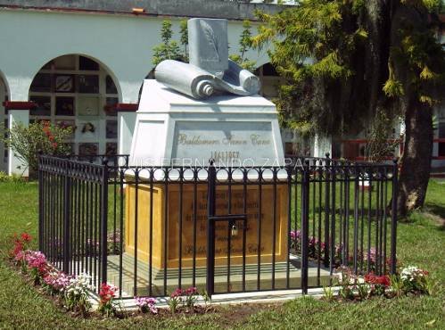 Mausoleo Baldomero Sanín Cano, tapa/escultura de mármol libro con pergamino.